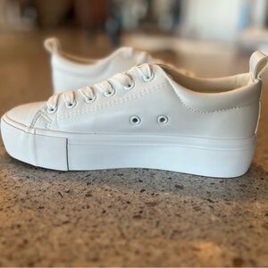 Women's Boutique Platform tennis shoe 
Size 7